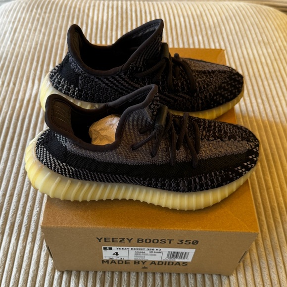 Size 4 - Yeezy 350 V2 Carbon - EU 36 NWOT - Picture 2 of 5